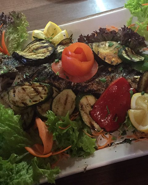 Grillplatte mit Gemüse und Zitrone – Villa Christina